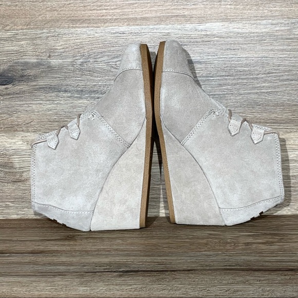 Toms Kala Desert Wedge Taupe Suede Booties - Picture 7 of 8